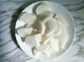 白萝卜去皮切片