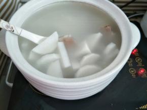 羊肉汤炖差不多时，加入萝卜一起煮