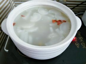 萝卜煮熟后，加入枸杞、盐调味