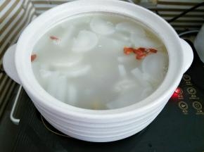 萝卜煮熟后，加入枸杞、盐调味