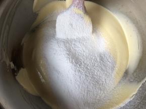 分两次加入低粉，用翻拌和切拌的分式拌匀。