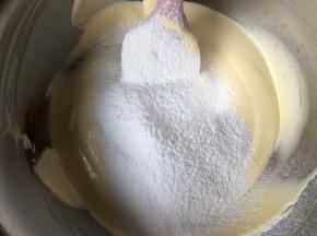 分两次加入低粉，用翻拌和切拌的分式拌匀。