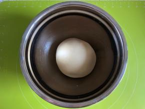 把面团揉圆放入盆内进行第一次发酵，盖上湿毛巾，放入烤箱发酵档发酵1小时