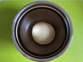 把面团揉圆放入盆内进行第一次发酵，盖上湿毛巾，放入烤箱发酵档发酵1小时