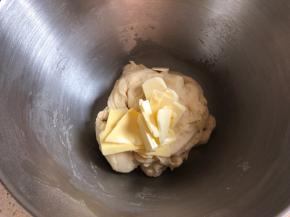 厨师机开启3档和面，面团出筋后加入提前软化的黄油，继续4档揉面