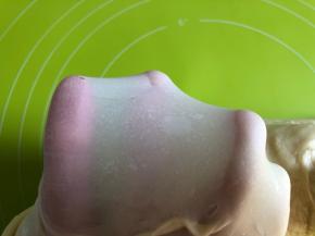 揉到面团可以拉出薄膜即可