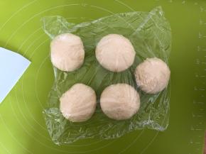 排气后的面团均分为5分，揉圆，盖上保鲜膜松弛15分钟