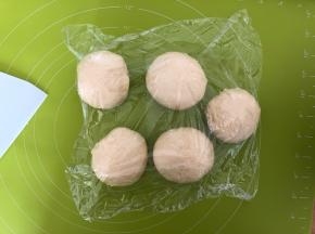排气后的面团均分为5分，揉圆，盖上保鲜膜松弛15分钟