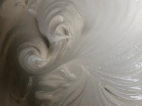 打发蛋白，并在打发过程中分三次加入砂糖淀粉盐的混合物，先低速再高速再低速，最后打到8分发。