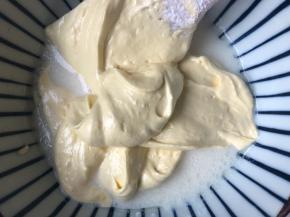 取1/4面糊加入牛奶玉米油混合液，用翻拌和切拌的方式拌匀