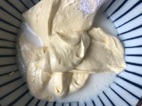 取1/4面糊加入牛奶玉米油混合液，用翻拌和切拌的方式拌匀