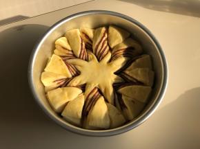 把8寸活底模具的四周壁抹上融化的黄油，进行第二次发酵，发酵大约30分钟，面团到原来的1.5倍，刷上全蛋液