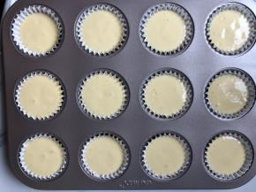 裱花袋放纸杯中心贴紧纸杯开始挤，这样不容易把空气带入，全部挤好后端起烤盘震几下