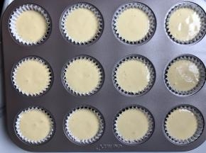 裱花袋放纸杯中心贴紧纸杯开始挤，这样不容易把空气带入，全部挤好后端起烤盘震几下