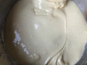 再倒入蛋糕糊中拌匀，然后装入裱花袋