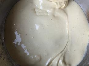 再倒入蛋糕糊中拌匀，然后装入裱花袋