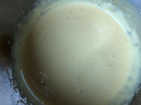 打发蛋黄到颜色变浅，体积稍稍变大。