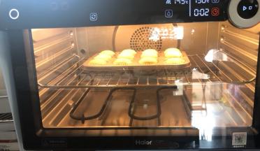 放入预热好的烤箱，170度30分钟，烤到表面发黄