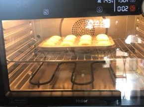 放入预热好的烤箱，170度30分钟，烤到表面发黄