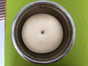 1小时后，用手指蘸一点面粉戳一下面团，不会回缩即可
