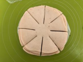 先切4份，中间留一部分圆形不要切断，然后均分为8份