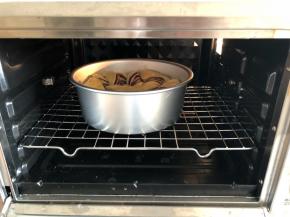 放入提前预热上火160度，下火170度，烤30分钟，中途上色满意以后要加盖锡纸