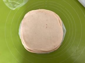 其余的面团用此操作，最后一个面团只需要盖上即可