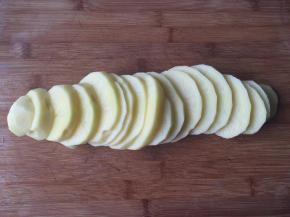 土豆去皮洗净切片；