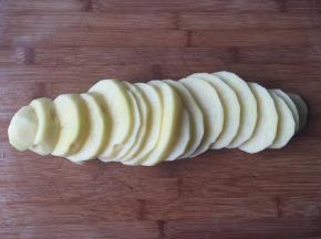 土豆去皮洗净切片；