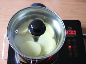 放入蒸锅中蒸熟；