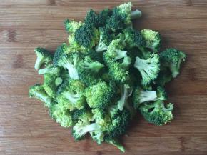 西兰花去根掰小块洗净；