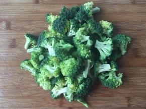 西兰花去根掰小块洗净；