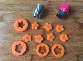 胡萝卜切片，用模具压出花型和五角星形；