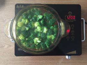 西兰花放入沸水中焯熟；