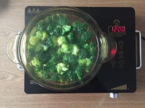 西兰花放入沸水中焯熟；