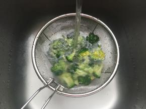 再放入冷水中浸泡一会儿捞出沥干水分；