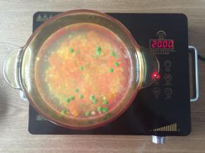 将杂菜和压好的胡萝卜花片也放入沸水中焯熟；