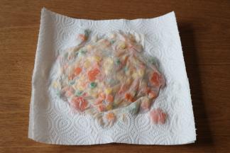 捞出沥干，再用厨房纸吸干剩余的水分；