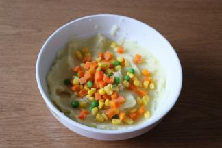 倒入三分之二焯熟的杂菜；