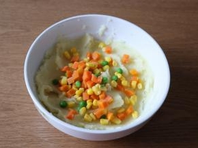 倒入三分之二焯熟的杂菜；