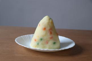 用手将混合物整形成山形；