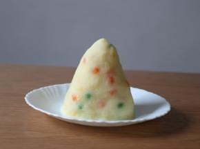 用手将混合物整形成山形；