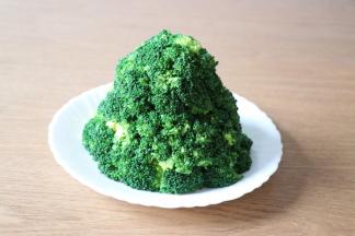 将西兰花围满土豆泥山；