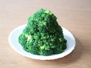 将西兰花围满土豆泥山；