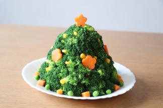 用剩下的杂菜和胡萝卜花片装饰一下，五角星的胡萝卜花片插半根牙签再插入顶部；