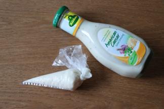 将冠利凯撒沙拉酱装入裱花袋，减一个小口；