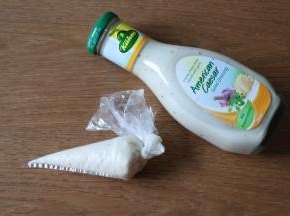 将冠利凯撒沙拉酱装入裱花袋，减一个小口；