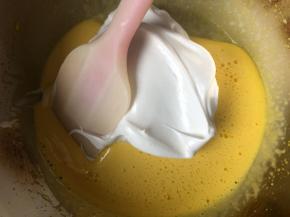 蛋白霜中分两次加入蛋黄液拌匀，用翻拌和切拌的手法