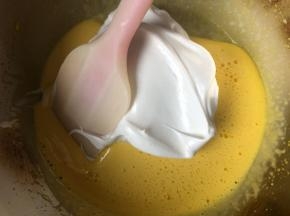 蛋白霜中分两次加入蛋黄液拌匀，用翻拌和切拌的手法