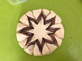 每两份为一组往里卷一圈，如图